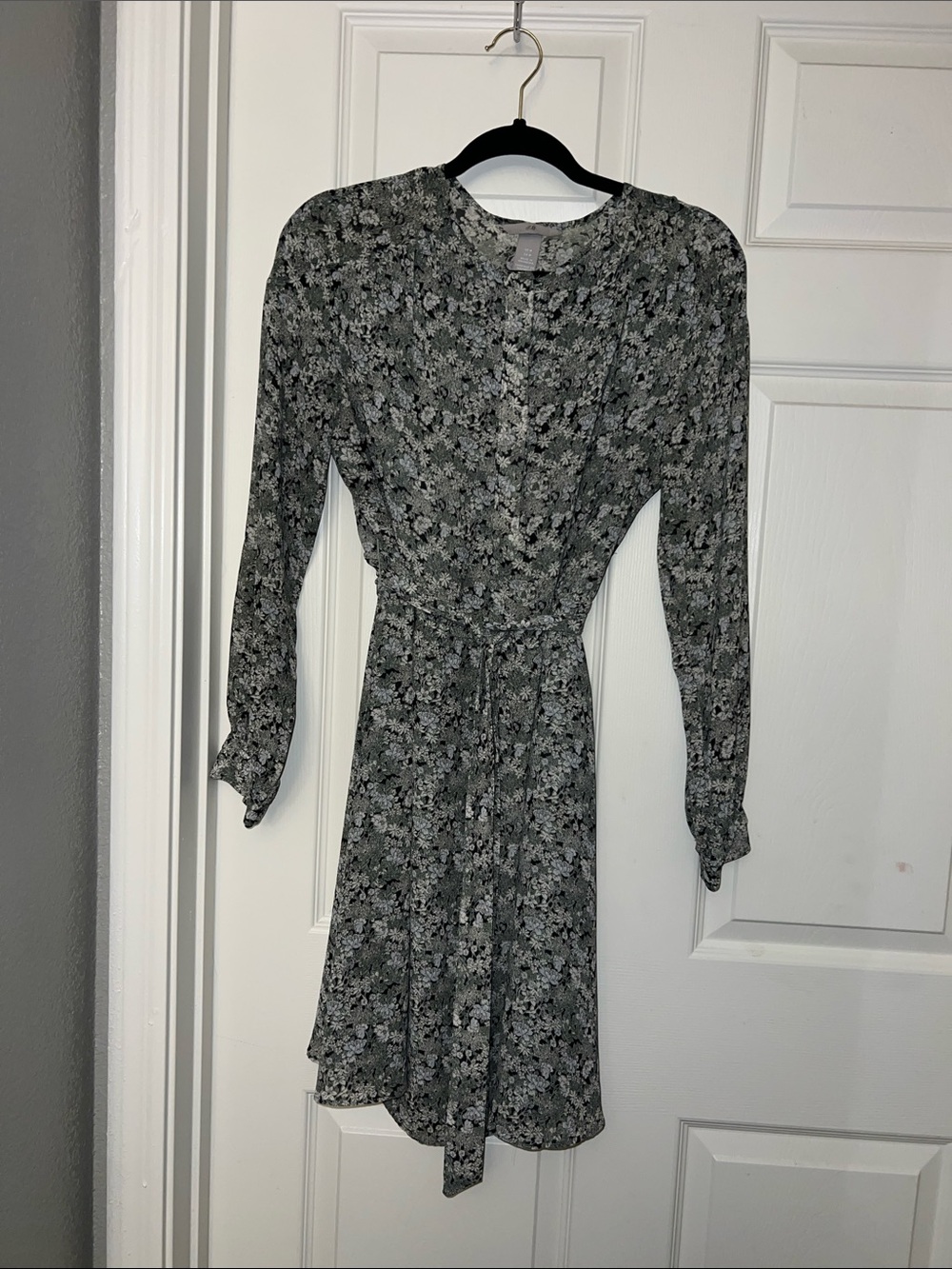 H&M Black and White Floral Long-Sleeve Tie-Waist Dress